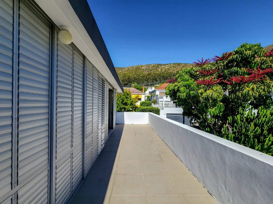 5 Bedroom Property for Sale in Fresnaye Western Cape